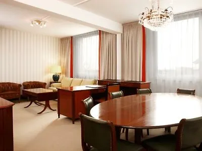 Nh Luxembourg Airport מלון 4*