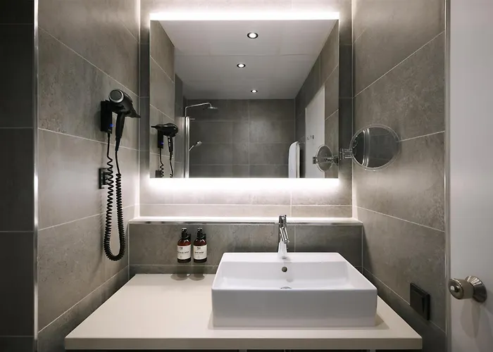 Nh Luxembourg Airport Hotel 4*