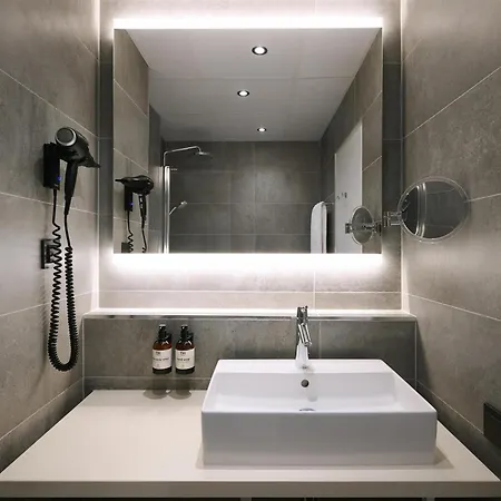 Nh Luxembourg Airport ホテル 4*
